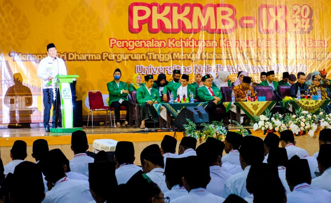 Plt Bupati Sidoarjo sampaikan sambutan di depan ratusan mahasiswa baru Unusida. (Foto: Aini Arifin/Ngopibareng.id)