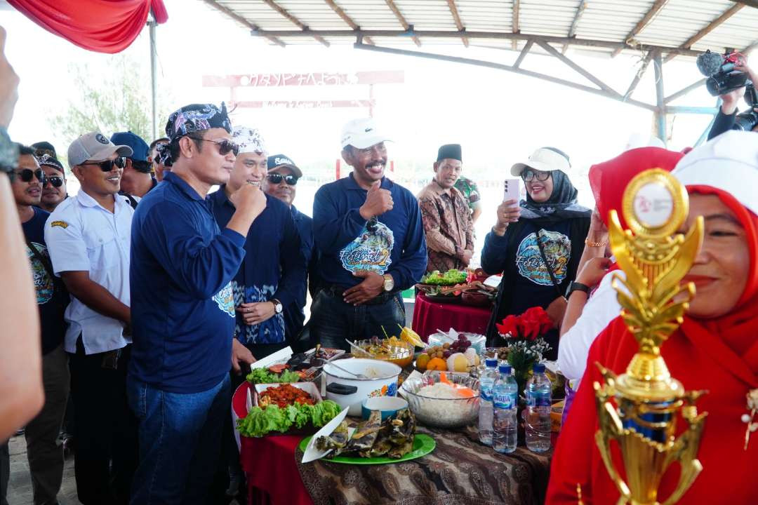 Bupati Lamongan Yuhronur Efendi saat menghadiri Festival Ikan Kerapu di Desa Labuhan, Desa Labuhan, Kecamatan Brondong. (Foto: Istimewa)