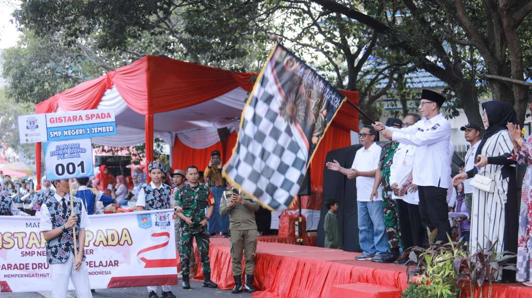 Wakil Bupati Jember, Balya Firjaun Barlaman melepas peserta parade drumben. (Foto: Dokumentasi Diskominfo Jember)