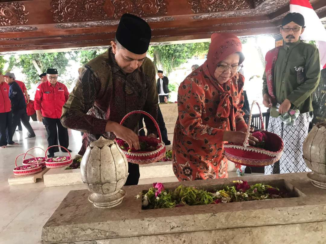 Calon Gubernur dan Wakil Gubernur Jawa Timur (Jatim), Tri Rismaharini dan Gus Hans ziarah makam Bung Karno di Blitar, Rabu 4 September 2024. (Foto: Choirul Anam/Ngopibareng.id)