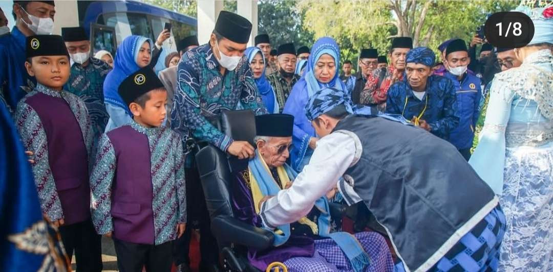 KH Muh Muchtar Mu'thi, Pemimpin Jemaah Shiddiqiyah, Ploso Jombang, bersama warganya saat di Banten. (Foto: dok/ngopibareng.id)