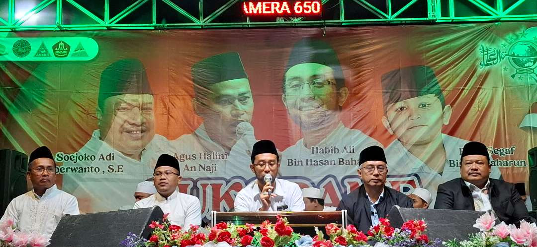 Calon Wakil Walikota Kediri Gus Qowim hadiri acara Sukorame Bersholawat. (Foto: Fendhy Lesmana/Ngopibareng.id)