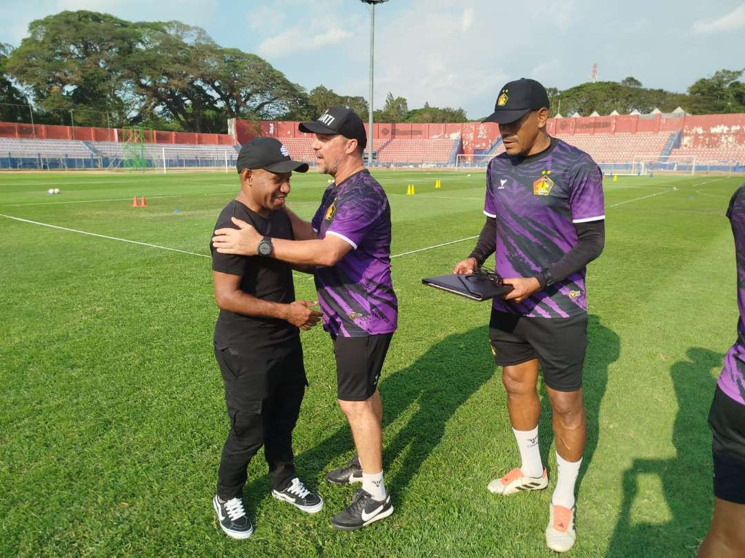 Pahabol pamit ke sejumlah pemain Persik Kediri dan tim pelatih di Stadion Brawijaya Kediri. (Foto: Istimewa)