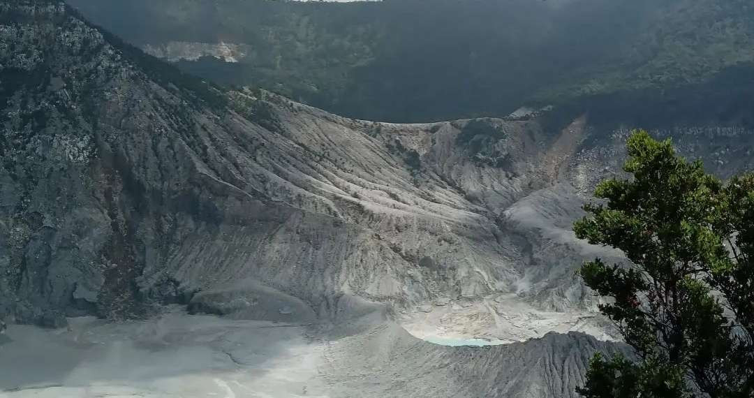 Petugas pos Badan Geologi Kementerian Energi dan Sumber Daya Mineral (ESDM) melaporkan kebakaran di kawasan hutan taman wisata Gunung Tangkuban Perahu, Rabu 4 September 2024. (Foto: Istimewa)