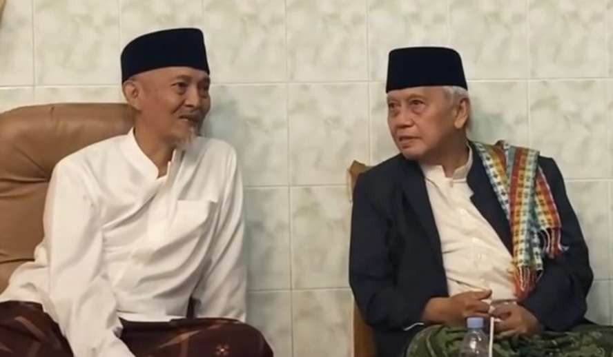 KH Abdulloh Kafabihi Mahrus (Pengasuh Pondok Pesantren Lirboyo Kediri) bersama KH Ahmad Chalwani, Berjan, Purwokerto. (Foto: fok/ngopibareng.id)