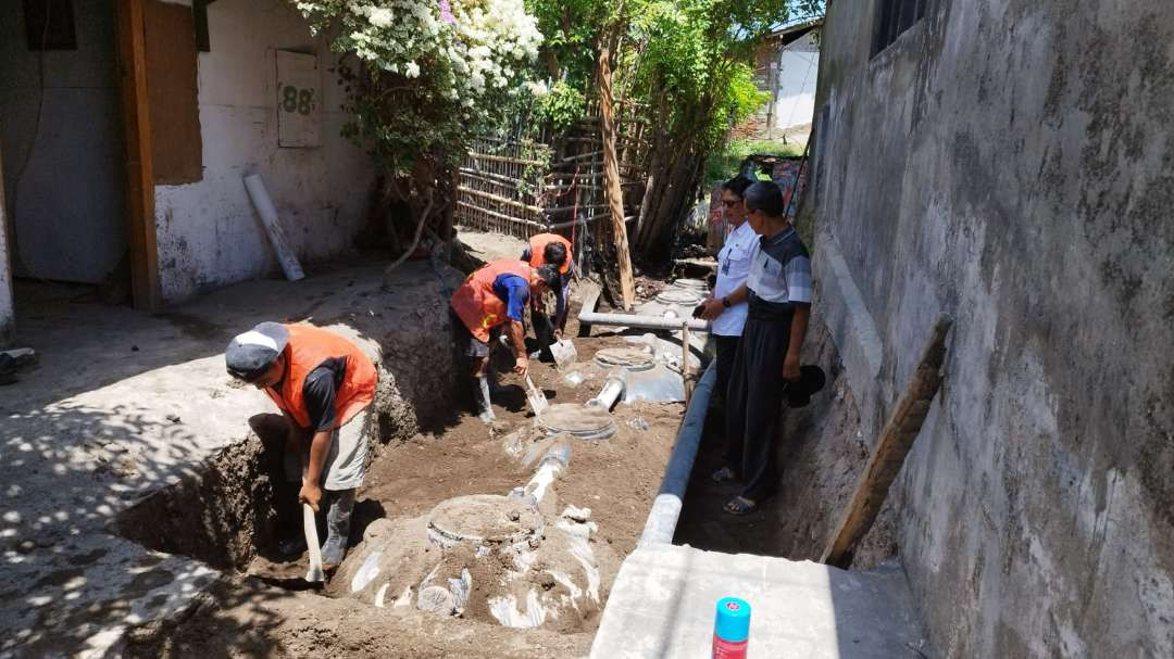 Proses pembangunan tangki septik komunal di lingkungan Kaliasi, Kelurahan Karangrejo, Banyuwangi (foto: Muh Hujaini/Ngopibareng.id)