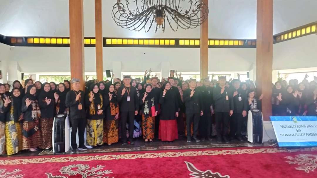 Bupati Banyuwangi Ipuk Fiestiandani bersama ASN yang baru diambil sumpahnya (Foto: Muh Hujaini/Ngopibareng.id)