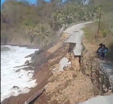 Jalur penghubung di Kecamatan Pasirian menuju Kecamatan Tempursari, di tepi Pantai Kali Gede, terputus. Lokasinya di Desa Gondoruso, Kecamatan Pasirian, Lumajang Rabu 4 September 2024. (Foto: @InfoFPMKI)