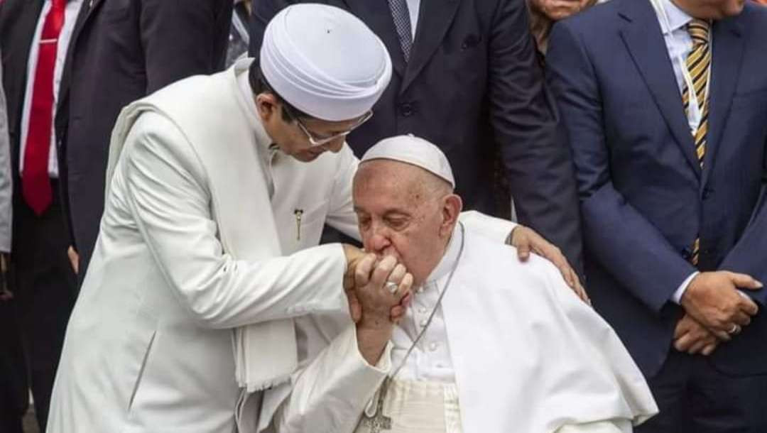 Paus Fransiskus bersalaman dengan Imam Besar Masjid Istiqlal KH Prof. Dr. KH Nasaruddin Umar. Saat melaksanakan acara dialog Kamis (5/9/2023) di Masjid Istiqlal Jakarta. (Foto: Akun X @VaticanNews)