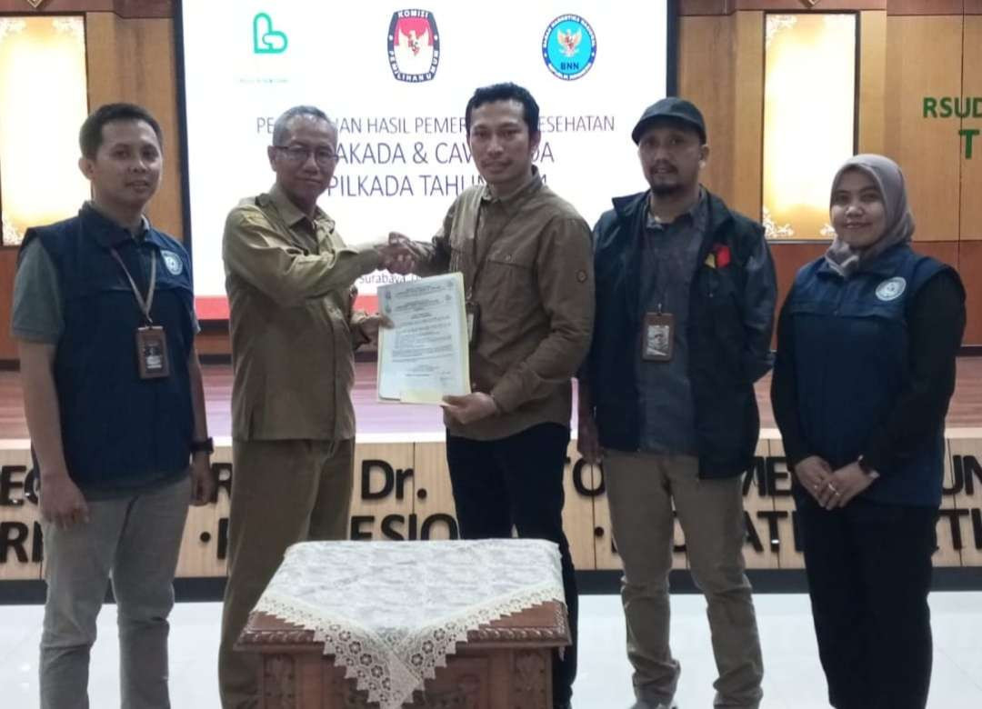 Ketua KPU Kota Probolinggo, Rafdan Faisal bersama komisioner Bawaslu Kota Probolinggo menerima hasil pemeriksaan kesehatan Bapaslon Walikota Wawalikota Probolinggo, di RS dr. Soetomo Surabaya (Foto: KPU)