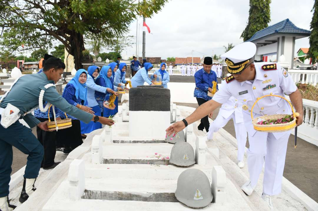 Komandan Lanal Banyuwangi melakukan ziaran ke TMP Wisma Raga Satria Laut Pasukan ALRI 0032 (Foto: Istimewa)