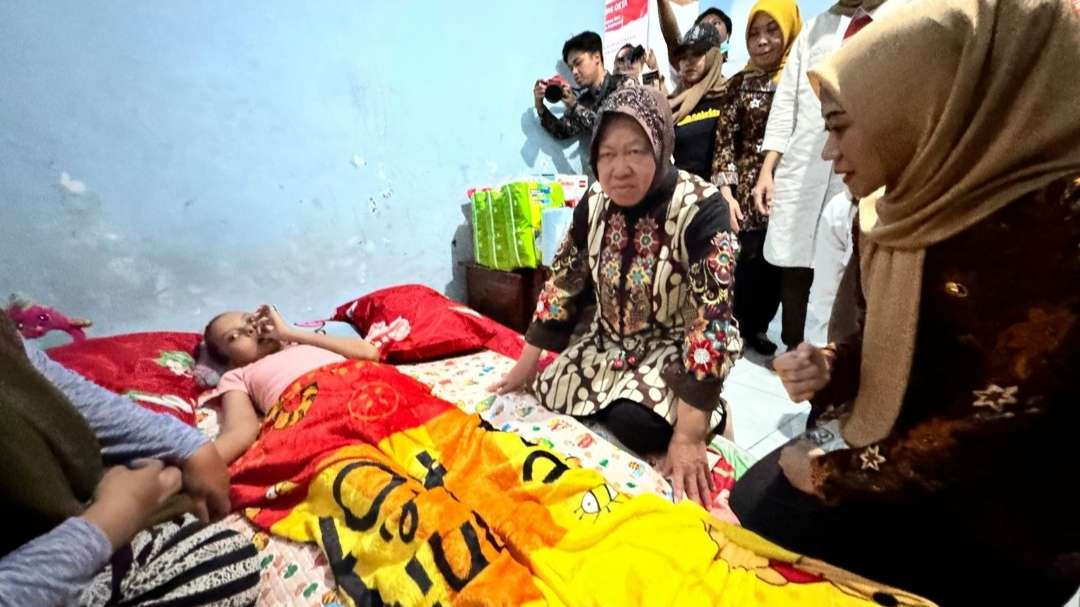 Risma saat menjenguk penderita tumor uterus di Kota Mojokerto.(Foto Deni Lukmantara/Ngopibareng)