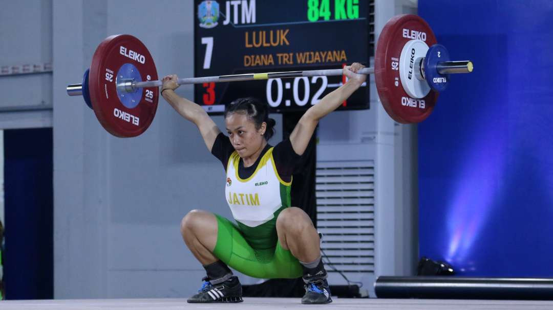 Lifter Jatim, Luluk Diana Tri Wijayana, saat tampil di kelas 49 Kg putri pada PON XXI 2024 Aceh-Sumut di Gedung PABBSI Kompleks Stadion Harapan Bangsa, Aceh, Kamis 5 September 2024. (Foto: Fariz Yarbo/Ngopibareng.id)