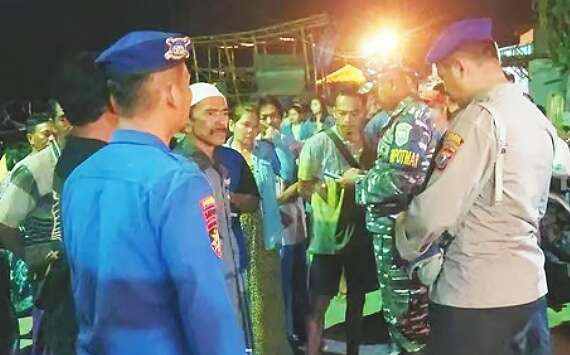 Nelayan Situbondo sebanyak 11 orang terombang-ambing selama dua jam di laut berhasil diselamatkan. (Foto: BPBD Situbondo)