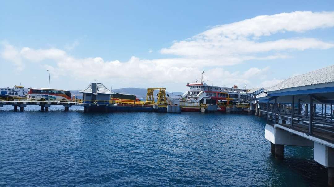 Aktivitas bongkat muat di Pelabuhan Ketapang, Banyuwangi (Foto: Muh Hujaini/Ngopibareng.id)