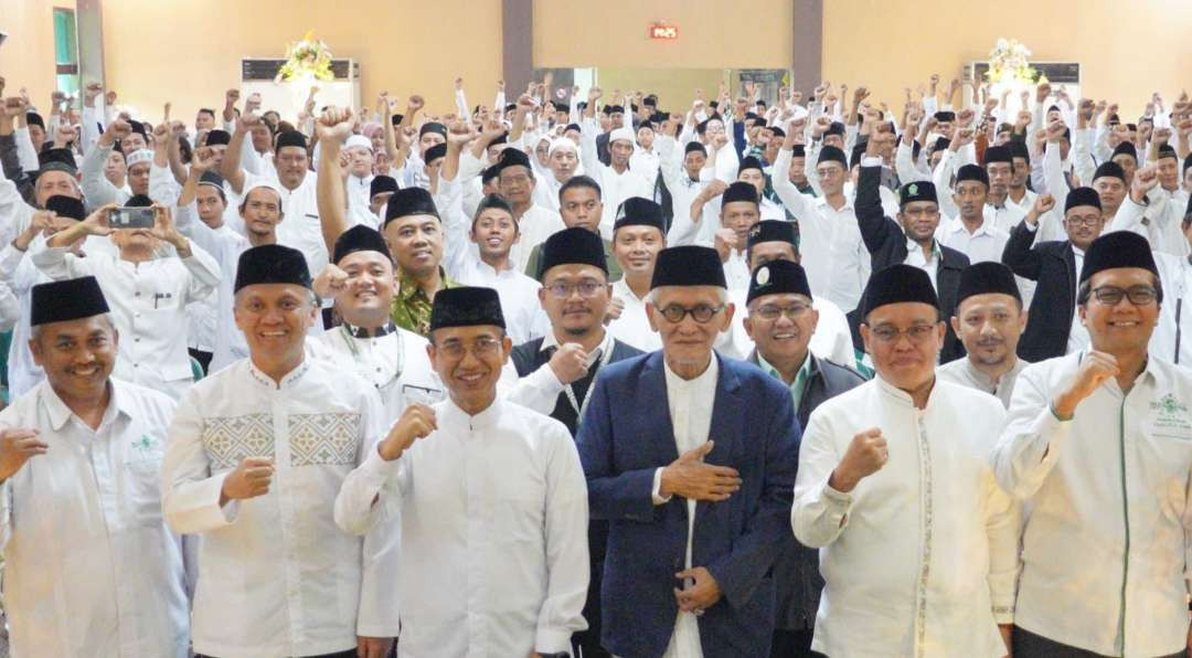 KH Miftachul Akhyar, Pengasuh Pondok Pesantren Miftachussunnah Kedungtarukan Surabaya bersama para aktivis masjid. Bergerak dakwah dari masjid. (Foto: dok/ngopibareng.id)