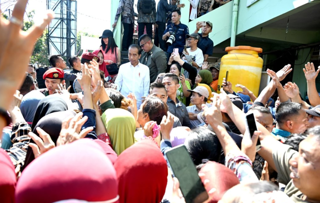 Presiden Joko Widodo ketika di Pasar Soponyono, Surabaya. (Foto: Twitter/X)