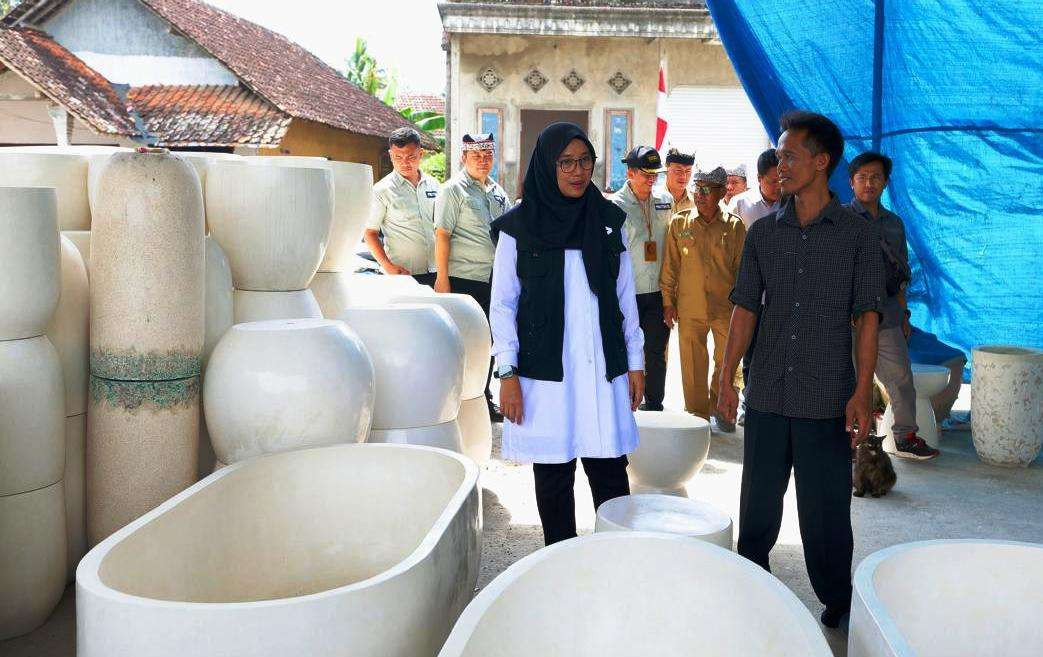 Bupati Banyuwangi Ipuk Fiestiandani melihat furnitur produksi M. Soleh (Foto: Humas Pemkab Banyuwangi)