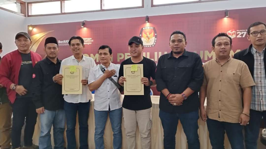 KPU Banyuwangi menyerahkan hasil pemeriksaan kesehatan kepada liaison officer (LO) masing-masing Bacabup-bacawabup (foto: Muh Hujaini/Ngopibareng.id)