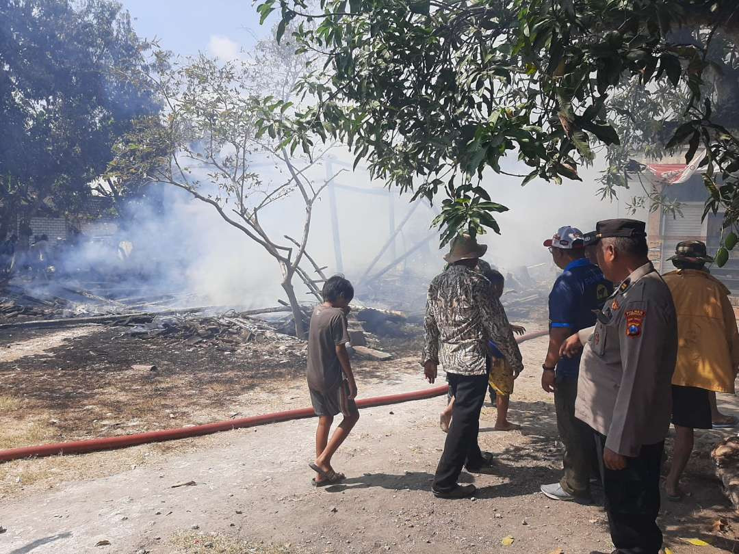 Petugas Polsek Babat saat di lokasi kebakaran (Foto: Istimewa)