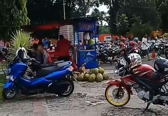 Halaman GOR Mastrip, Kota Probolinggo ini biasa digunakan tempat parkir kendaraan jika ada kegiatan. (Foto: Ikhsan Mahmudi/Ngopibareng.id)