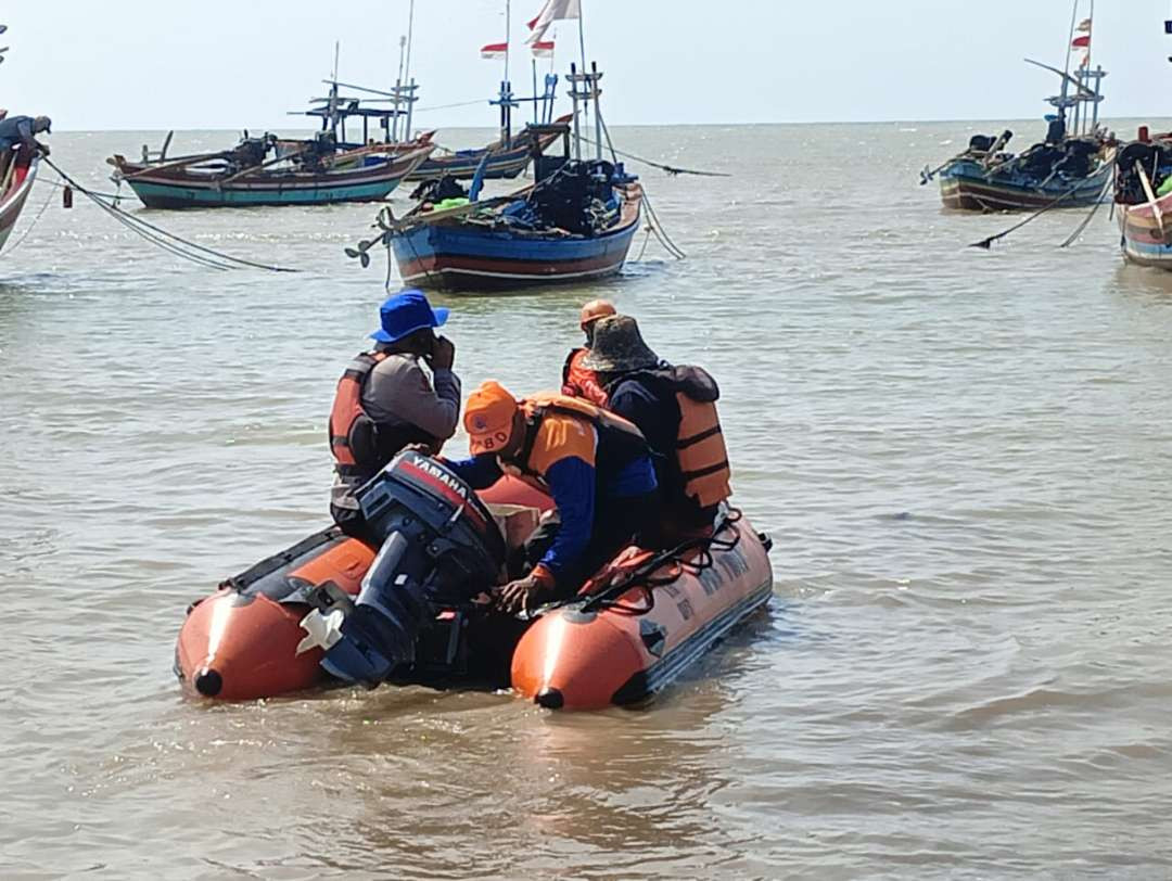 Tim SAR Gabungan melakukan upaya pencarian korban menggunakan perahu karet (Foto: Dok Polsek Bancar)