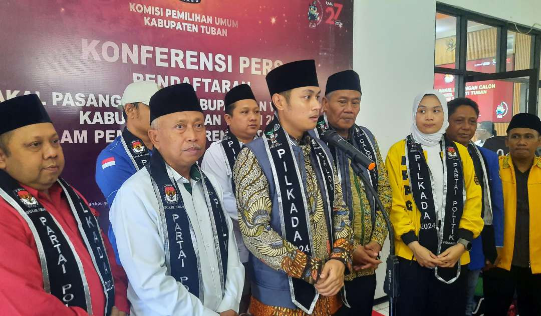 Bakal pasangan calon Bupati dan Wakil Bupati Tuban, Aditya Halindra Faridzky dan Joko Sarwono saat mendaftar di Kantor KPU Tuban beberapa waktu lalu (Foto: Khoirul Huda/Ngopibareng.id)