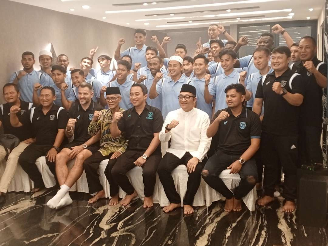 Manajer Persela Fariz Julinar Maurisal bersama tim. (Foto: Imron Rosidi/Ngopibareng.id)