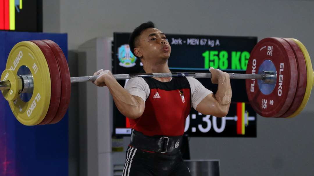 Lifter Jatim, Eko Yuli Irawan, saat tampil di kelas 67 Kg putra pada PON XXI 2024 Aceh-Sumut di GOR Angkat Besi Seuramoe, Banda Aceh, Kamis 5 September 2024. (Foto: Fariz Yarbo/Ngopibareng.id)