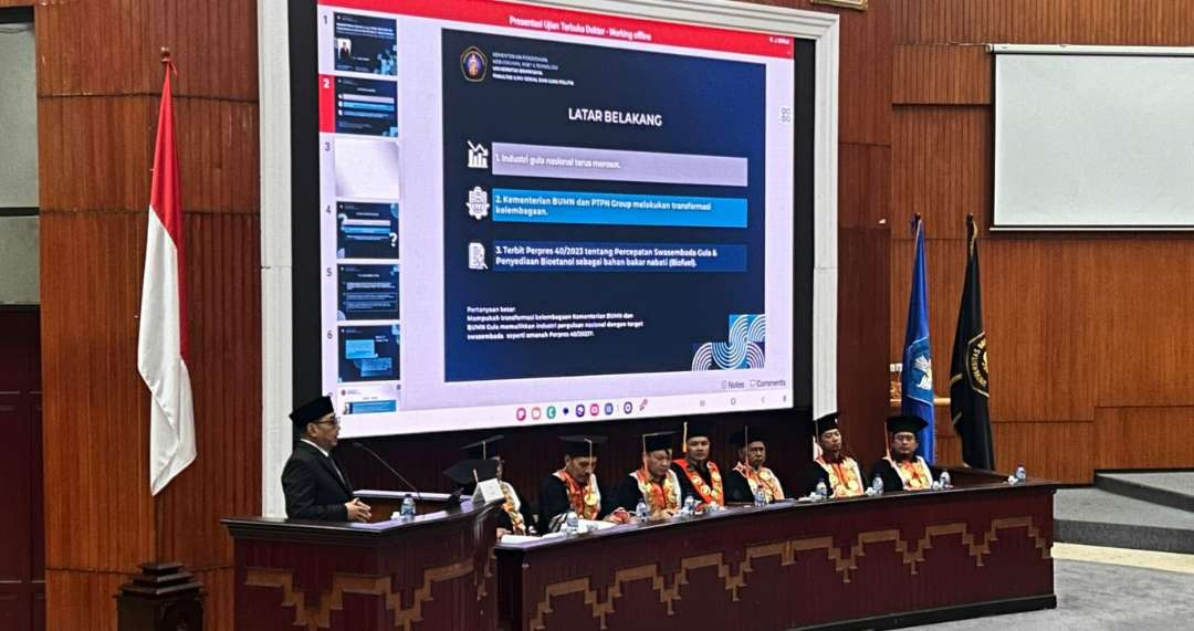 Arif Afandi saat menjawab pertanyaan para penguji disertasi program Doktoral di Universitas Brawijaya. (Foto: Ngopibareng.id)