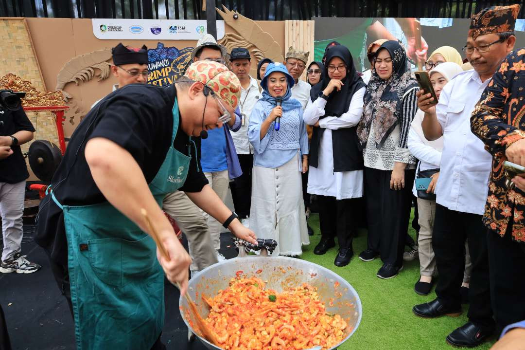 Bupati Banyuwangi menyaksikan proses pengolahan udang di Shrimp Festival (Foto : Humas Pemkab Banyuwangi)