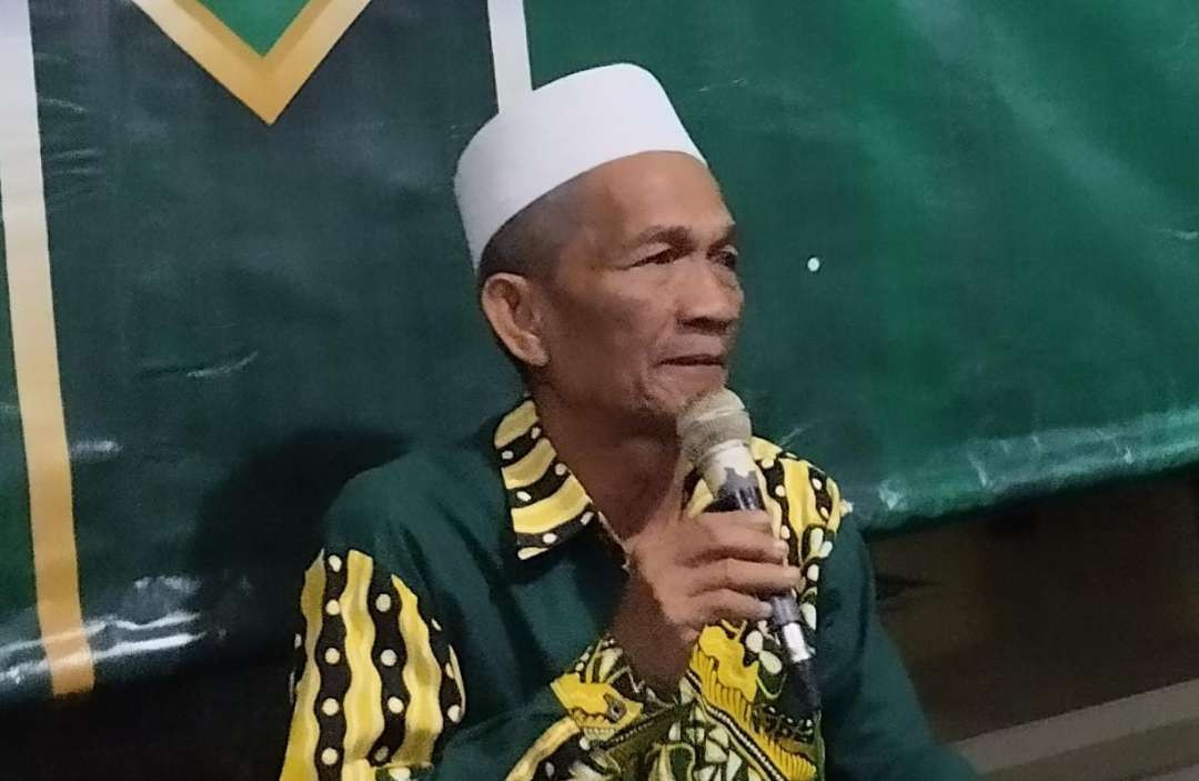 KH Mansur pada acara Santunan Santunan di Masjid Al Musthofa Bakung tadi malam. (Foto: imam Kusnin for ngopibareng.id)