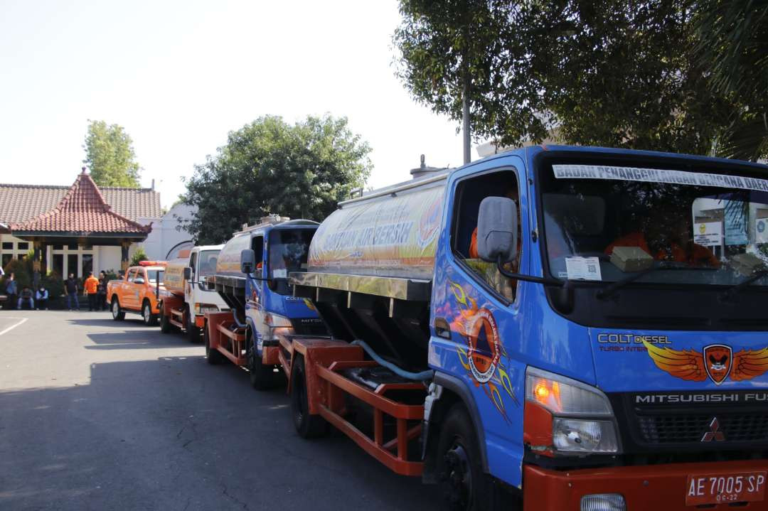 Truk tangki dari BPBD Ponorogo menyebar menyalurkan air ke sejumlah desa di kabupaten ini yang alami kekeringan. (Foto: dok. kominfo)