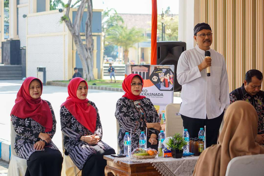 Walikota Pasuruan Syaifullah Yusuf, didampingi Ketua Dekranasda, Fatma Saifullah Yusuf, menandai peresmian Galeri Dekranasda di kawasan ikon Kota Pasuruan ini, pada Sabtu 7 September 2024. (Foto: Istimewa)