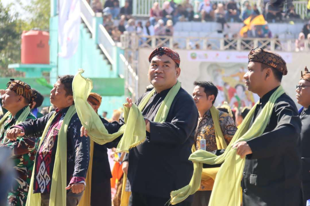 Bupati Blora Arief Rohman ikut serta menjadi penari Tayub pada Sabtu 7 September 2024. (Foto: Sampurno/Ngopibareng.id)