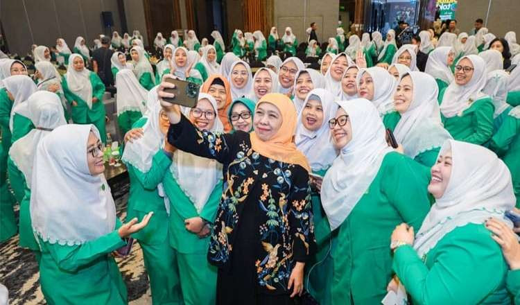 Khofifaf bersama Ketua Umum Fatayat NU Margaret Aliyatul Maimunah dan peserta Konferwil Fatayat NU Jatim. (Foto PW Fatayat Jatim for ngopibareng.id)