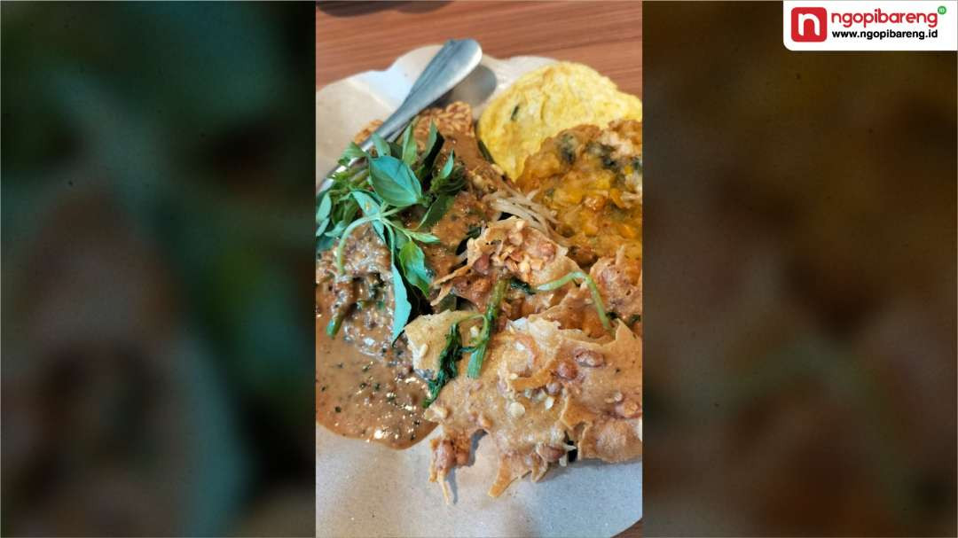 Seporsi pecel kawi, kuliner legendaris Malang, Jawa Timur. (Foto: Yasmin Fitrida/Ngopibareng.id)