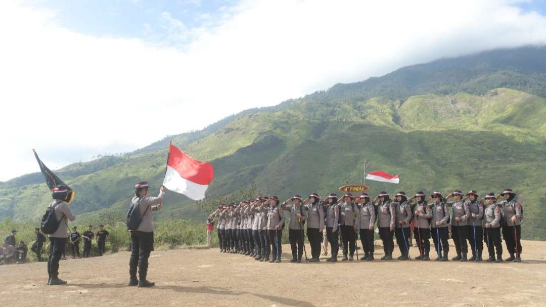 Polwan Polres Mojokerto Kibarkan Bendera Merah Putih di puncak gunung pundak.(Foto Istimewa)