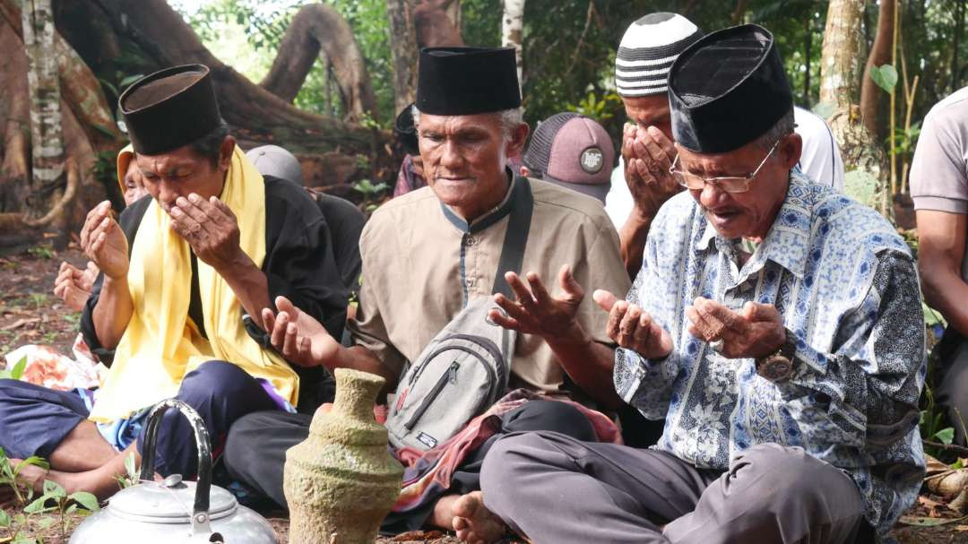 Warga Pulau Rempang berziarah ke Lubuk Lanjut, tempat yang diyakini sebagai titik awal pemukiman masyarakat di Pulau Rempang. (Foto: aji for ngopibareng.id)