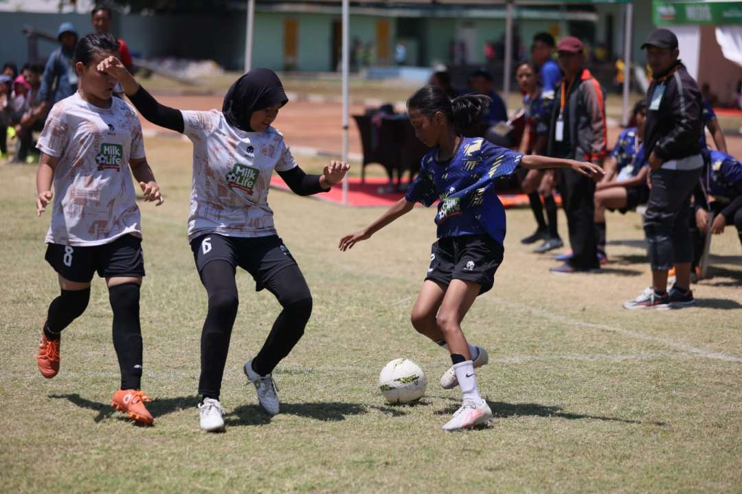 Aksi para siswi bermain sepak bola di ajang MilkLife Soccer Challenge - Surabaya Series 2 2024 yang berlangsung di Lapangan Bogowonto dan Stadion Brawijaya Surabaya pada 4 September hingga 8 September 2024. (Foto: Istimewa)