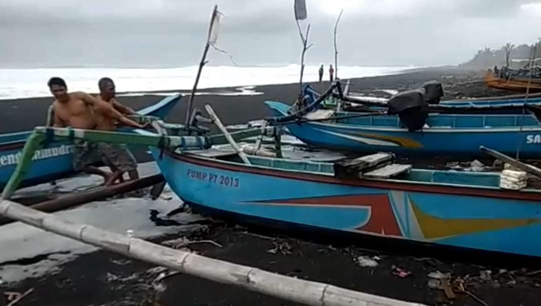 Sejumlah nelayan di Pantai Dampar, Kecamatan Pasirian, Kabupaten Lumajang, Jawa Timur, tidak bisa melaut 10 hari karena gelombang tinggi. (Foto: Ant)