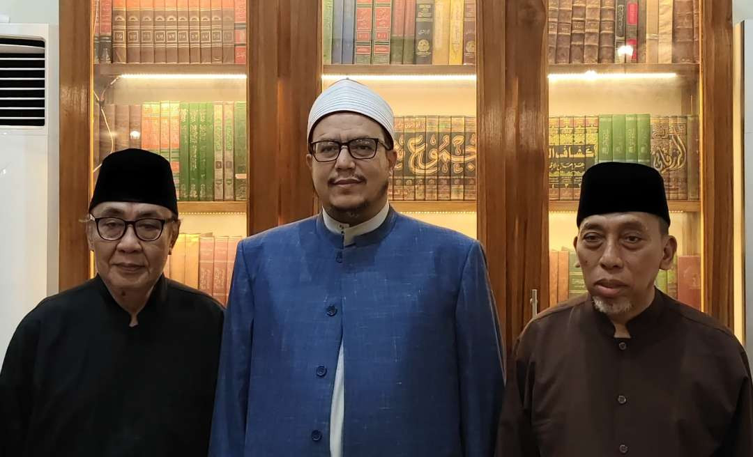 Syeikh Hisyam Kamil dari Mesir bersama KH Achmad Saiful Chalim dan KH Abdul Bar (Katib dan Wakil Rais PCNU Kota Surabaya. (Foto:dok/ngopibareng.id)