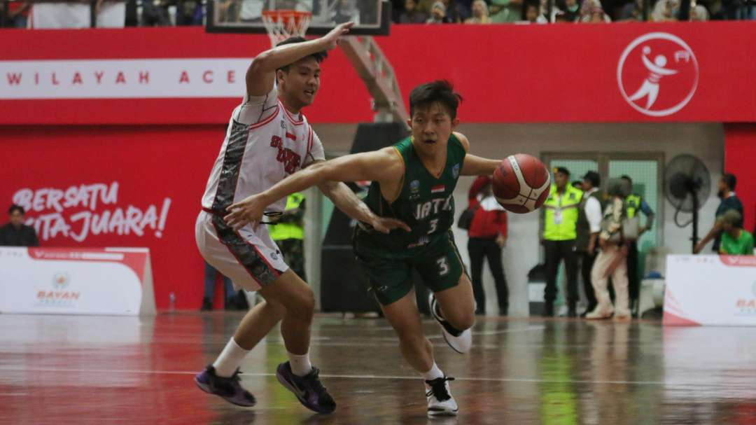 Pebasket Jatim, Calsen Vierry Prasanto (kanan) saat melawan Sulut dalam babak semifinal PON XXI 2024 Aceh-Sumut di GOR Basket Kompleks Stadion Harapan Bangsa, Banda Aceh, Minggu 8 September 2024. (Foto: Fariz Yarbo/Ngopibareng.id)