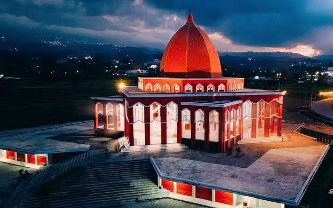 Masjid Merah di kawasan wisata dekat Pandaan Pasuruan, Jawa Timur. (Foto: dok/ngopibareng.id)