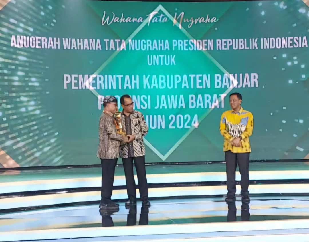 Sekda Banyuwangi, Mujiono menerima penghargaan dari Menteri Perhubungan Budi Karya Sumadi (Foto: Humas Pemkab Banyuwangi)