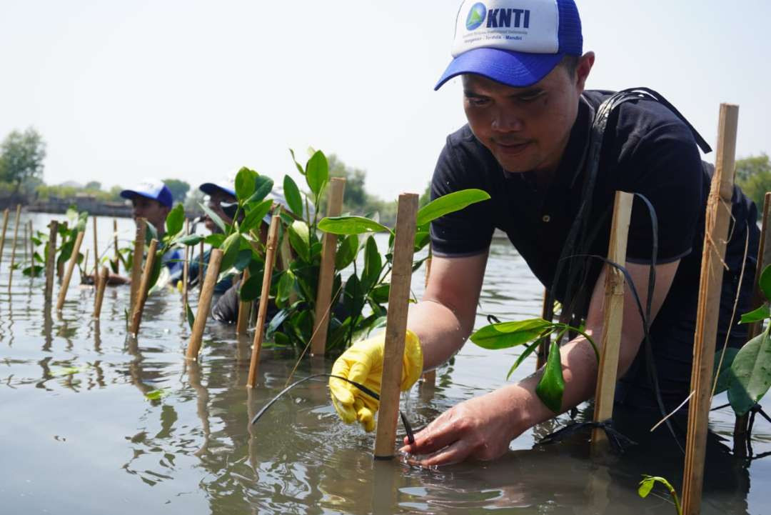 Aksi bakti sosial Santri dan Nelayan Peduli Laut di Pantai Tanjung Pasir Kabupaten Tangerang, Minggu (08 September 2024). (Foto: ir-van for ngopibareng.id) 
