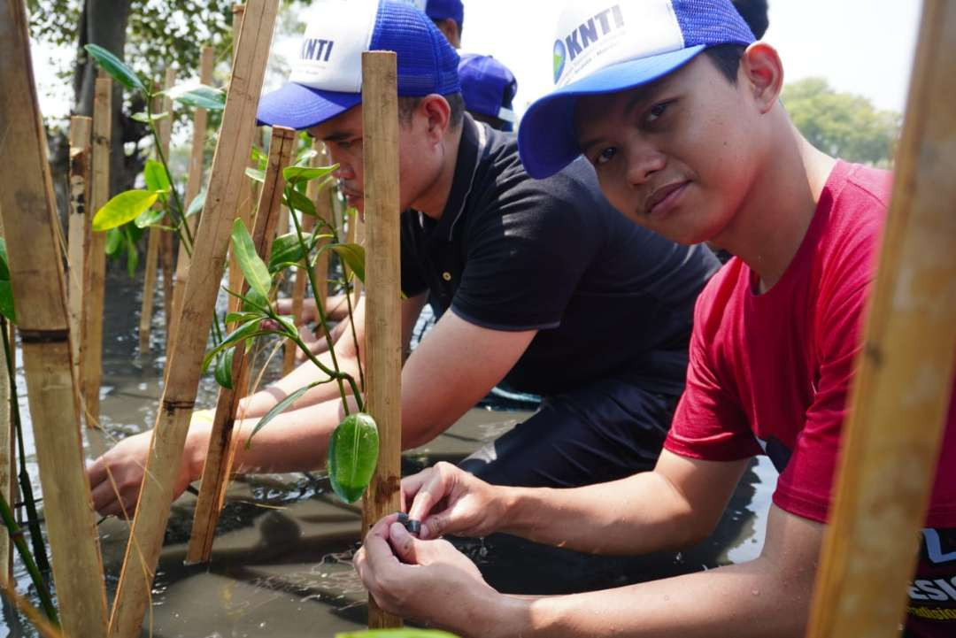 Aksi bakti sosial Santri dan Nelayan Peduli Laut di Pantai Tanjung Pasir Kabupaten Tangerang, Minggu (08 September 2024). (Foto: ir-van for ngopibareng.id) 