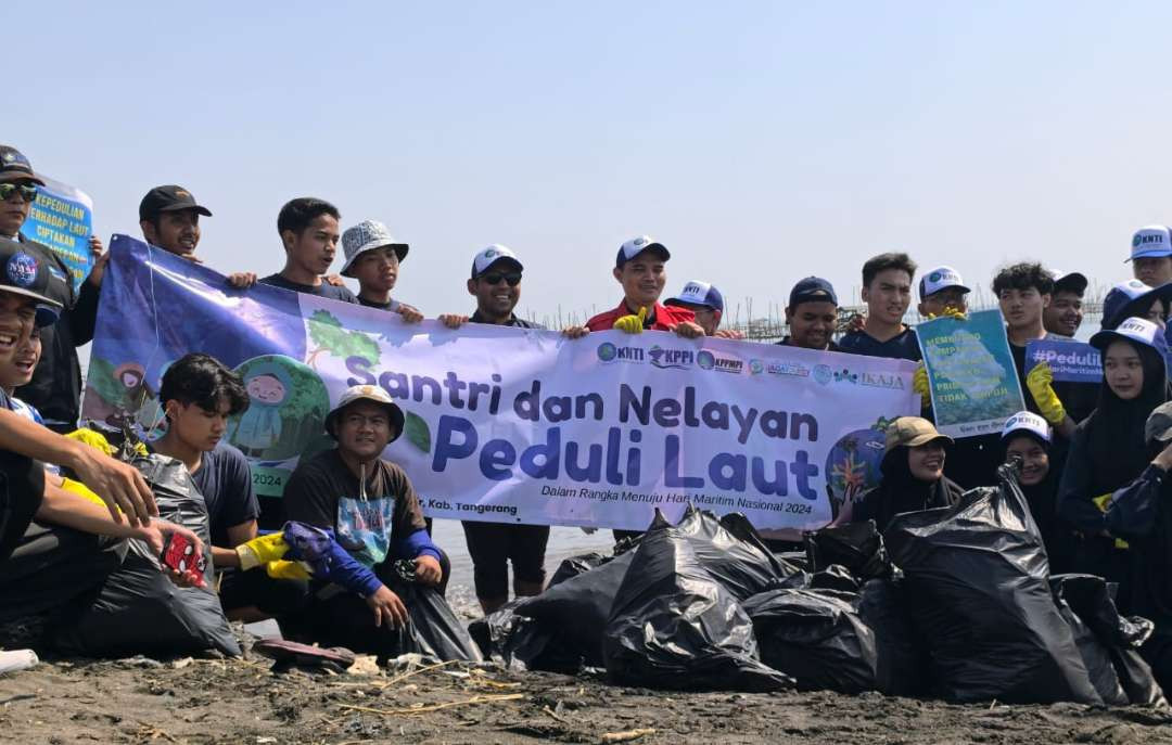 Aksi bakti sosial Santri dan Nelayan Peduli Laut di Pantai Tanjung Pasir Kabupaten Tangerang, Minggu (08 September 2024). (Foto: ir-van for ngopibareng.id) 
