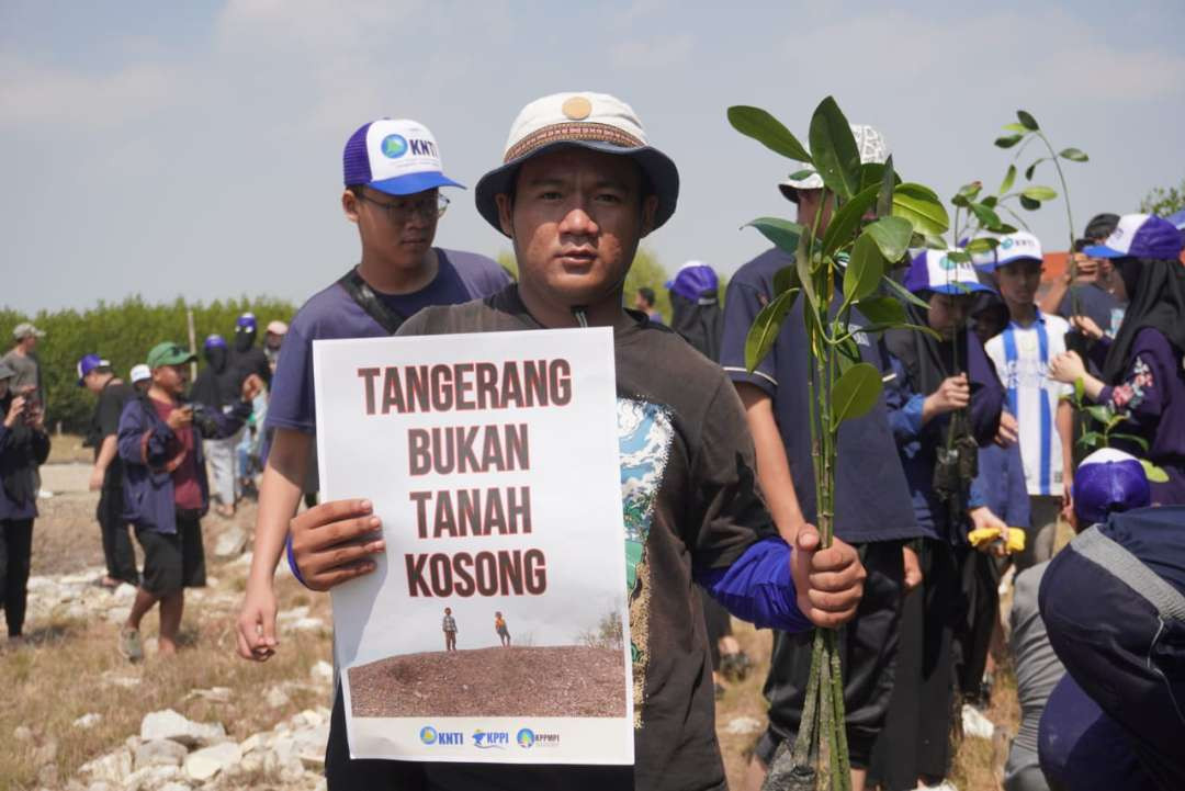 Aksi bakti sosial Santri dan Nelayan Peduli Laut di Pantai Tanjung Pasir Kabupaten Tangerang, Minggu (08 September 2024). (Foto: ir-van for ngopibareng.id) 