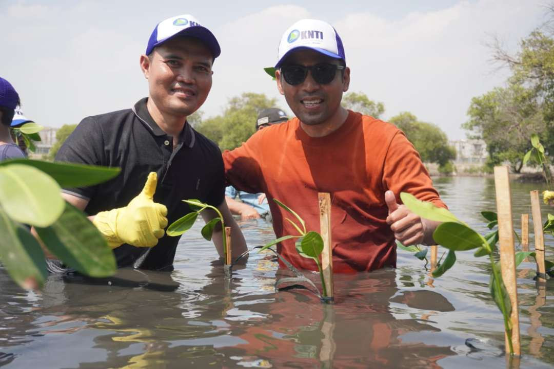 Aksi bakti sosial Santri dan Nelayan Peduli Laut di Pantai Tanjung Pasir Kabupaten Tangerang, Minggu (08 September 2024). (Foto: ir-van for ngopibareng.id) 